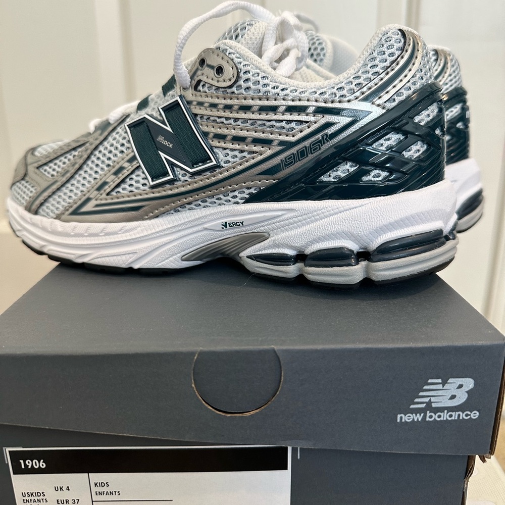New Balance 1906R Kids Sneakers in Gray and White